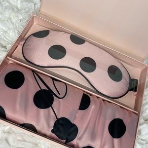 VICTORIAS SECRET EYEMASK AND PILLOW CASE SET